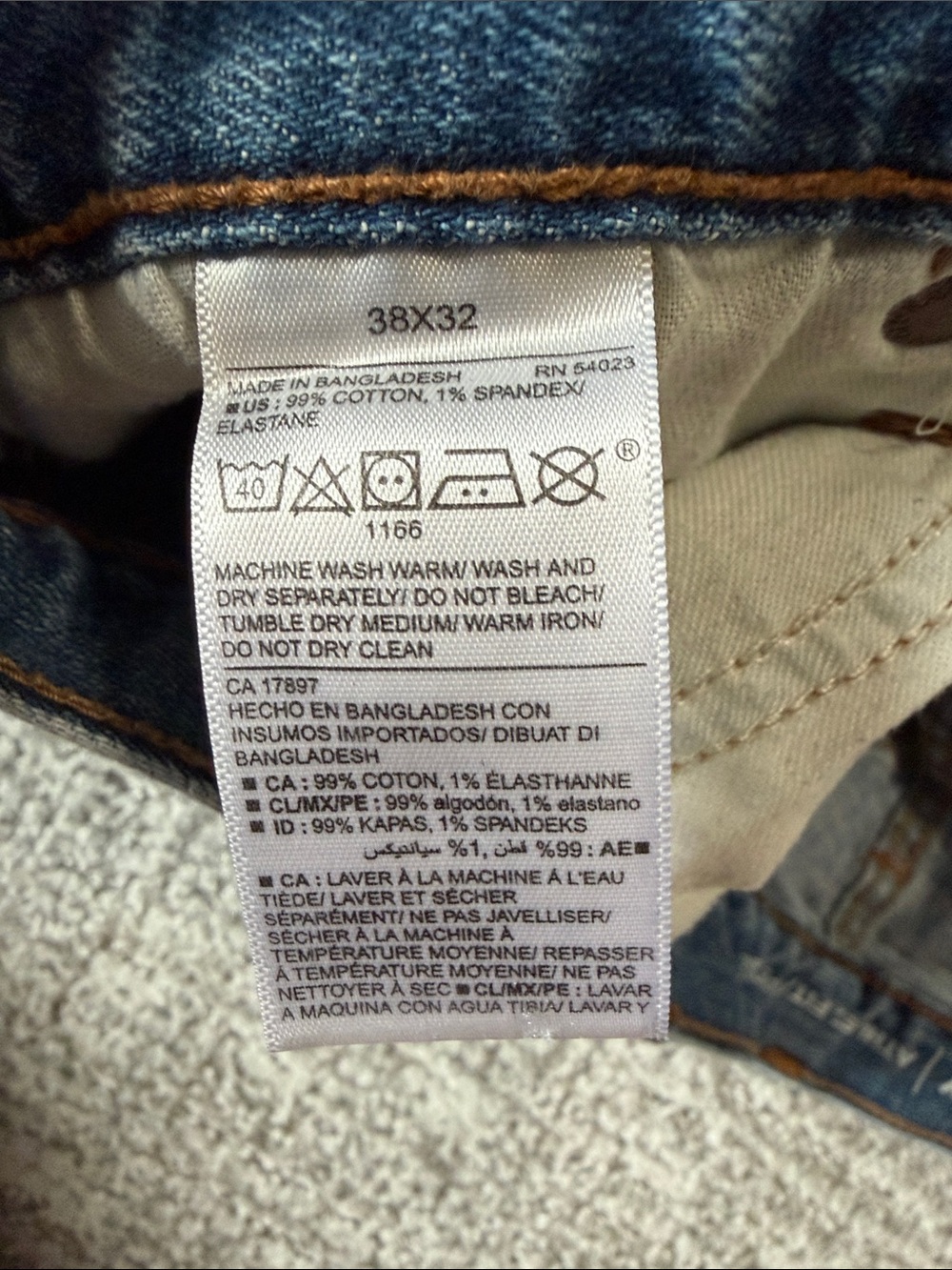 Old Navy Straight-Leg Jeans in Light Blue Wash - Picture 3 of 3